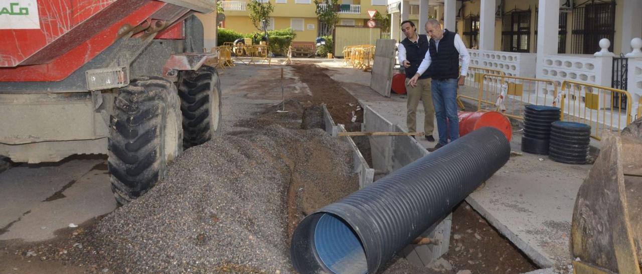 Wences Alós y José María Andrés visitaron los trabajos de la última fase de renovación del colector de la playa. | SÁNCHEZ