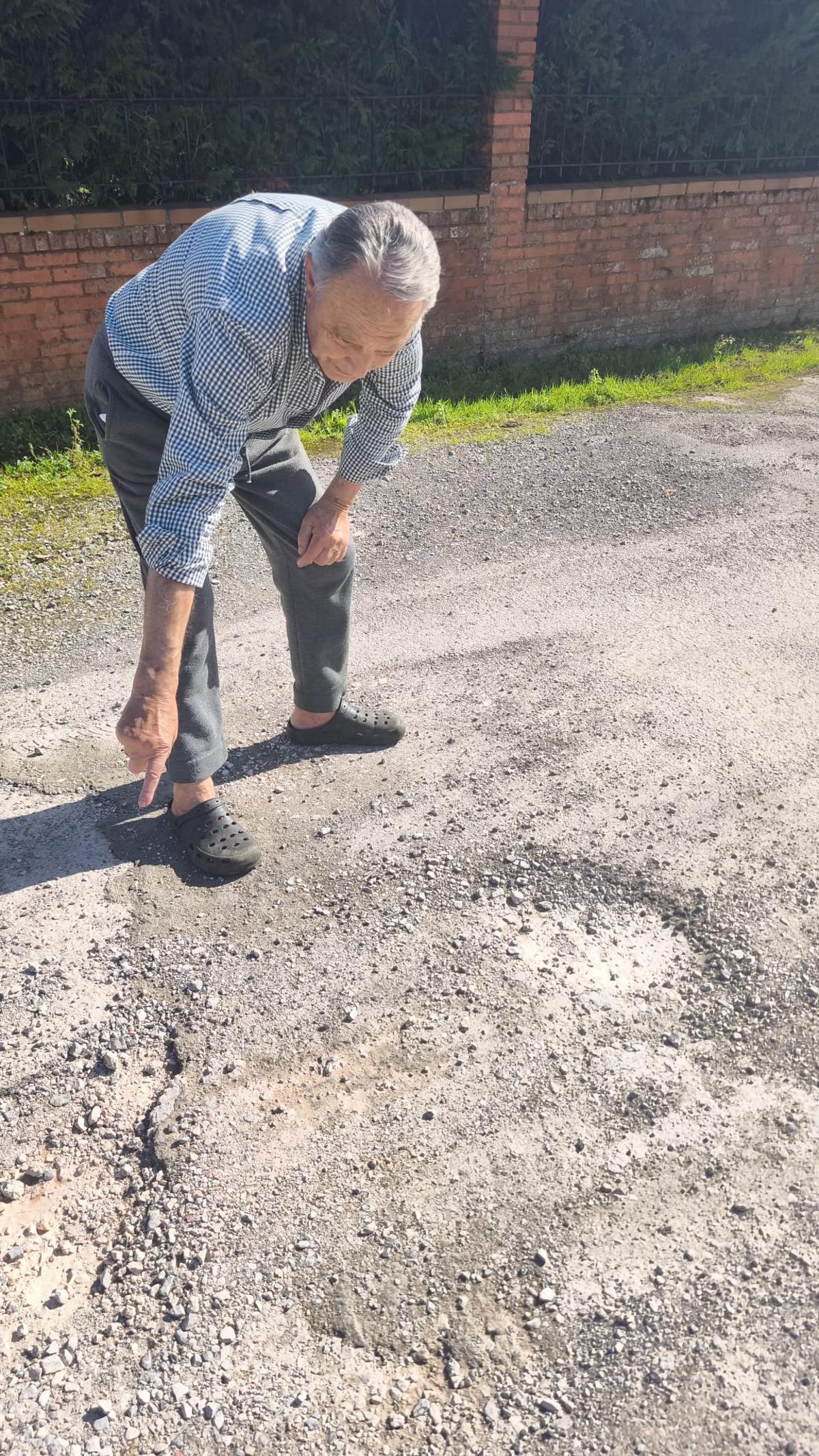 Roberto Fernández muestra el estado del vial.