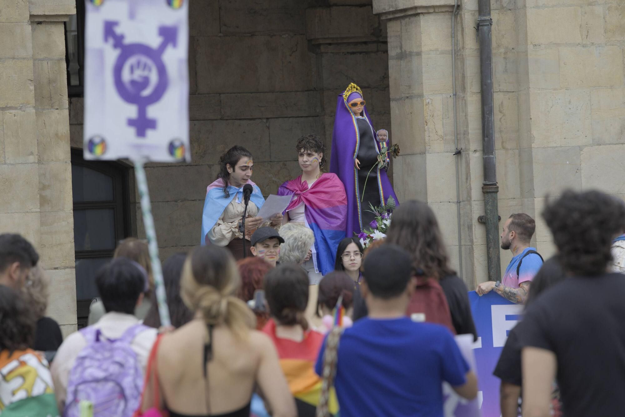 En imágenes: Así fue la manifestación LGTBI de Avilés, con "Santina de Queervadona" incluida