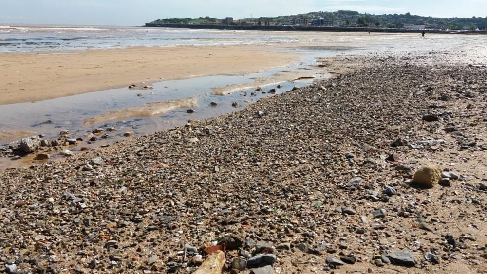 Una mancha marrón obliga a cerrar de nuevo la playa de San Lorenzo