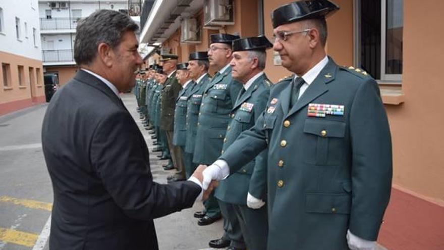 José Manuel Holgado saluda ayer en Valencia a los mandos de la Guardia Civil en la Comunidad.