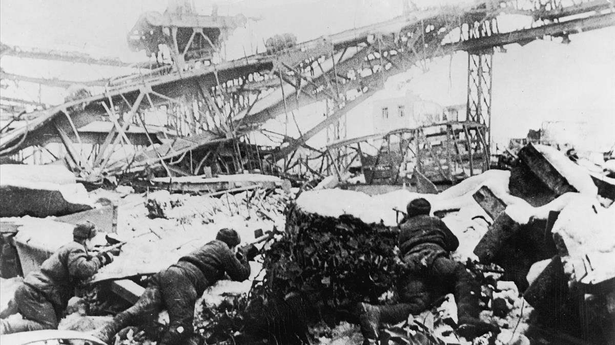 zentauroepp42104214 circa 1942   russian soldiers aim their rifles from behind s180215130741