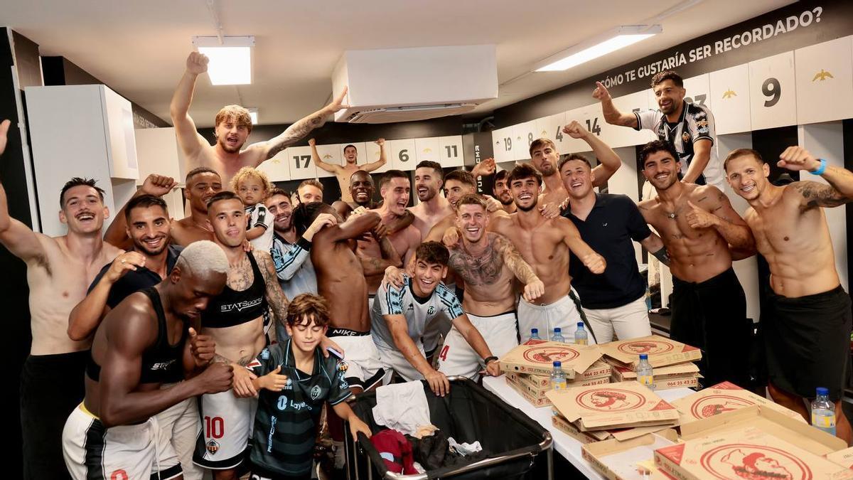 El equipo celebra el pase a los playoff de ascenso a Primera División.