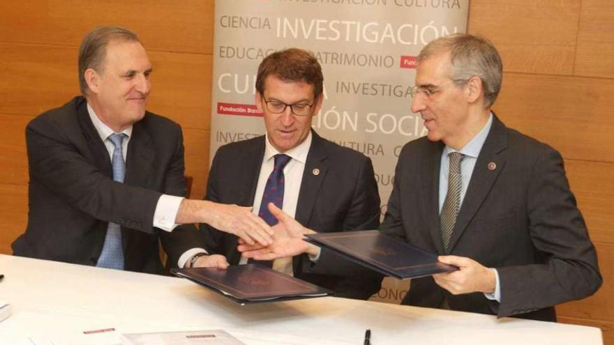 José María Arias, Feijóo y Francisco Conde, ayer, durante la firma del convenio.