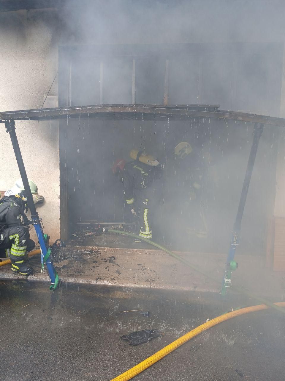 Los Bombers de Mallorca apagan el fuego de la carpintería