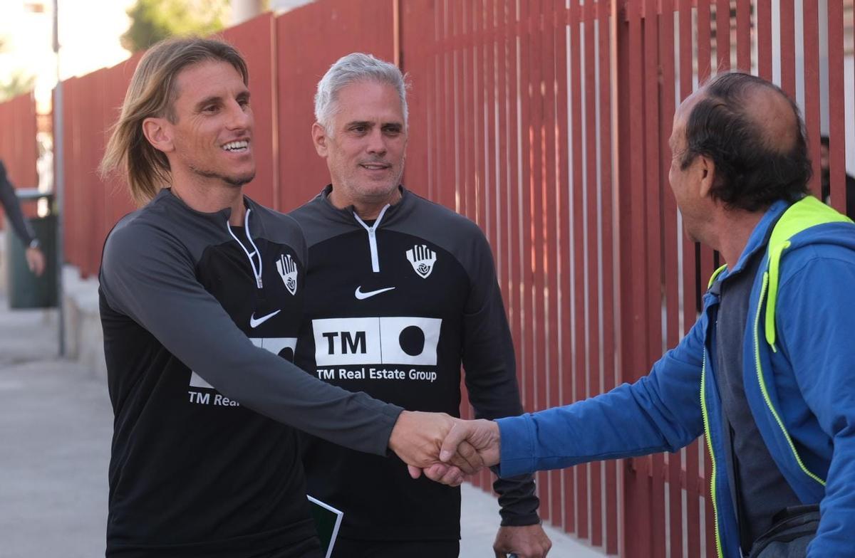 Beccacece saluda a un aficionado del Elche CF a su llegada al entrenamiento de hoy