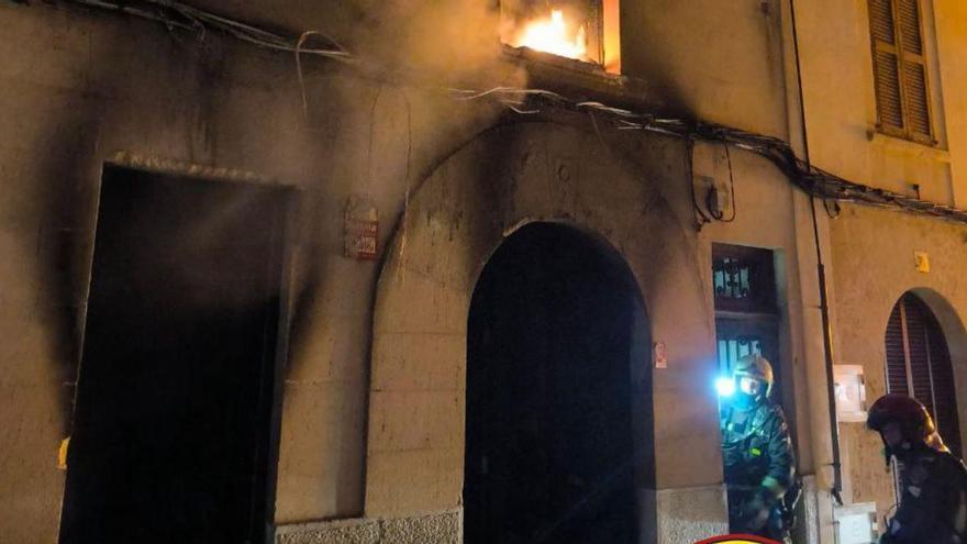 Una mujer herida y varios animales muertos en un incendio en una casa en Llucmajor