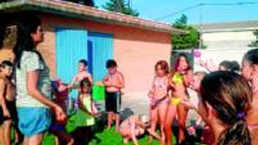 Los &#039;juegos gigantes&#039; toman las piscinas