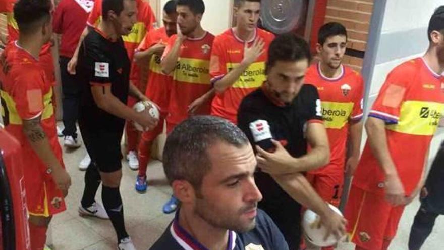 Los jugadores del Elche CF Sala, con la camiseta «rojigualda», antes de saltar a la pista.