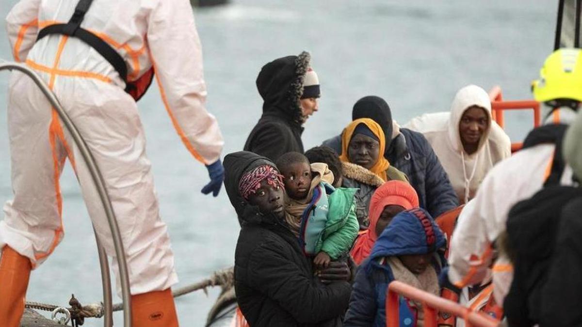 Llega a la costa de Lanzarote una lancha neumática con 48 migrantes.