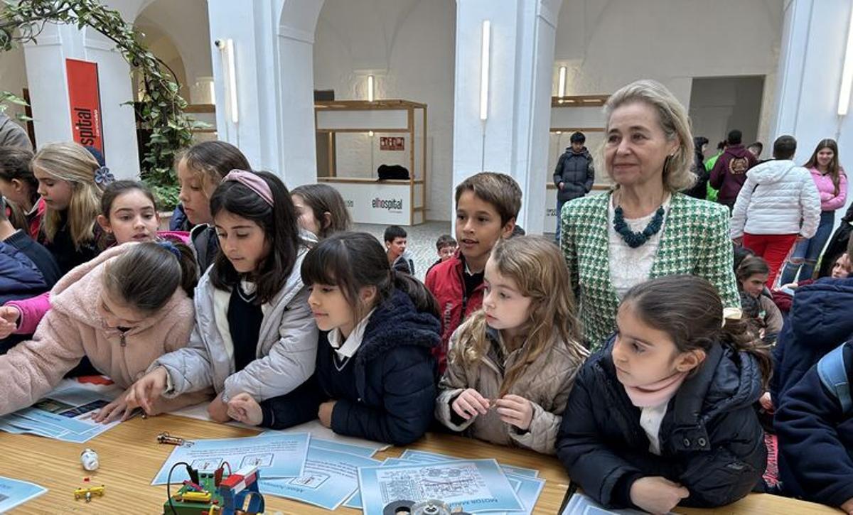 Niñas en los talleres promovidos por la asociación de mujeres cieníficas Women Space. A su lado, la consejera Mercedes Baquera.
