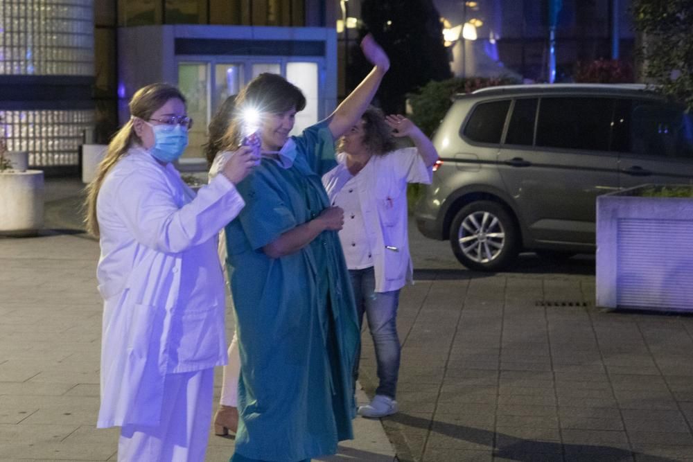 Homenaje de la Policía al personal sanitario en el