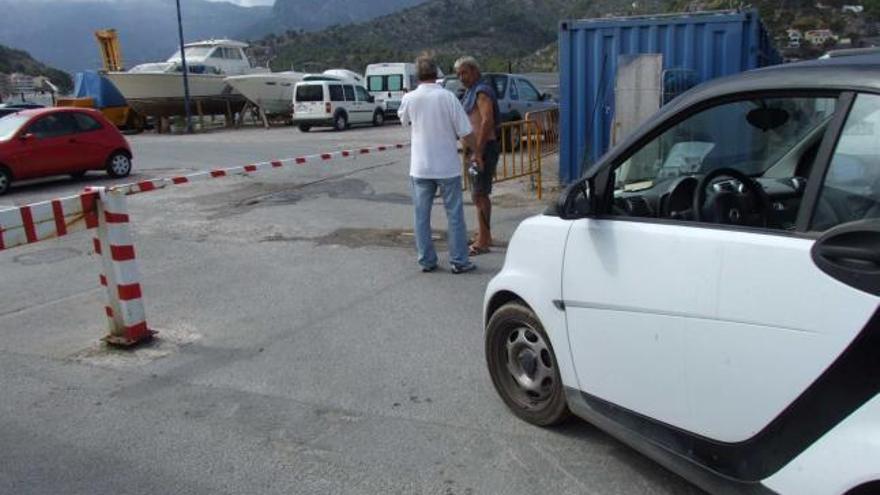 La concesionaria sólo dejó salir a los vehículos que habían estacionado antes de proceder al cierre.