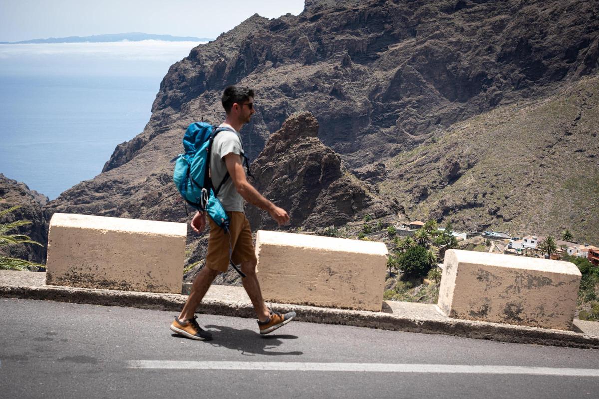 Una persona pasea por el Barranco de Masca.