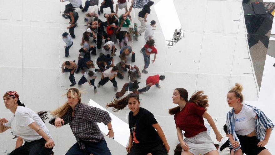 La plaça U d&#039;Octubre de Girona s&#039;omple de diversitat amb l&#039;espectacle de dansa Face T(W)O del Temporada Alta