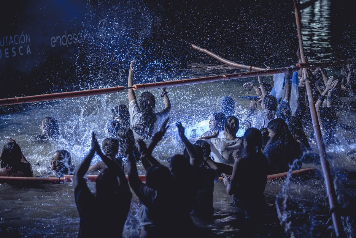 El público de Juanjo Bona no ha dudado en refrescarse en el pantano.