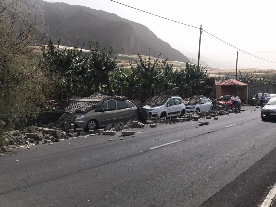 Las fuertes rachas de viento desde la noche del sábado han causado múltiples incidencias en todas las Islas, especialmente Tenerife y La Palma.