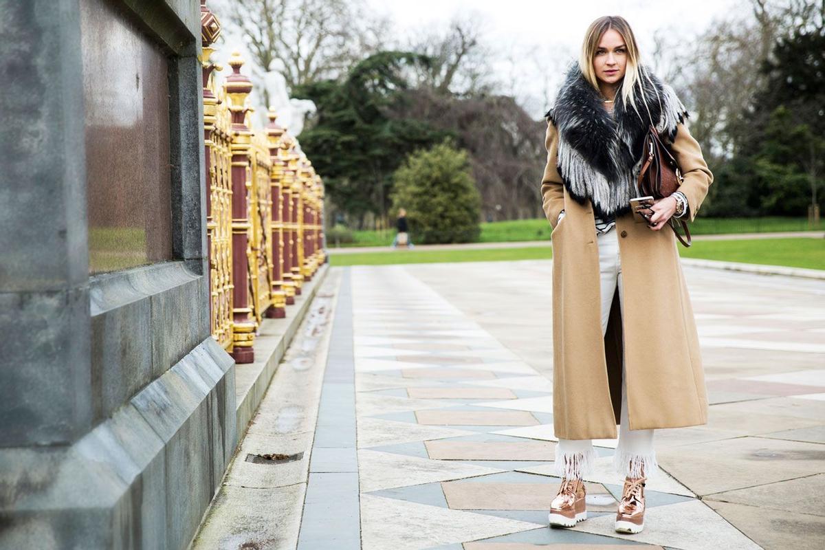 Zapatillas rosas con pantalones rotos