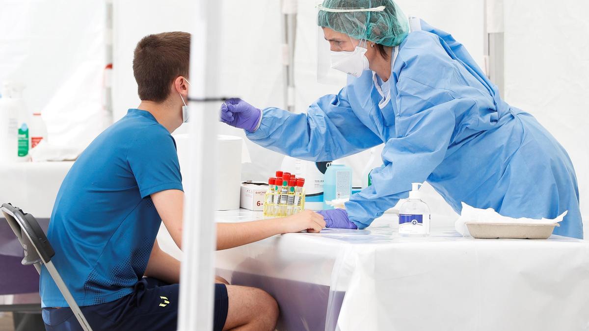 Imagen de la realización de un test PCR en un centro sanitario