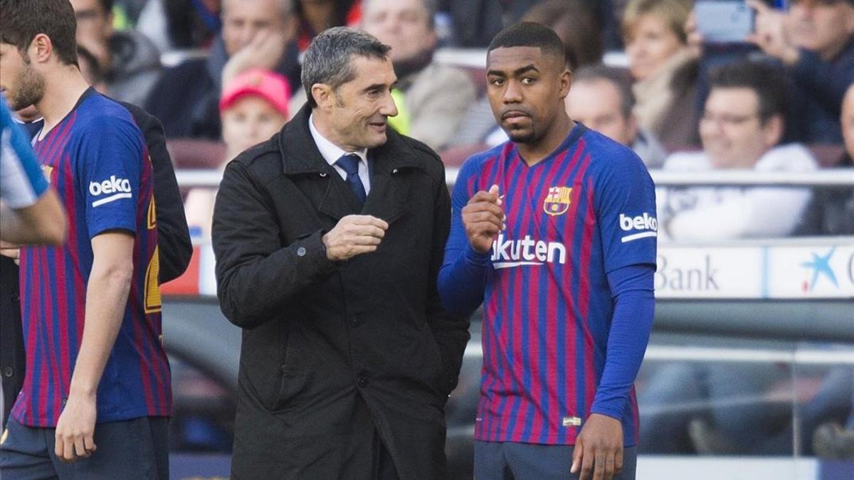 Valverde da instrucciones a Malcom antes de meterlo en el campo    durante el partido de liga entre el FC Barcelona y el RCD Espanyol