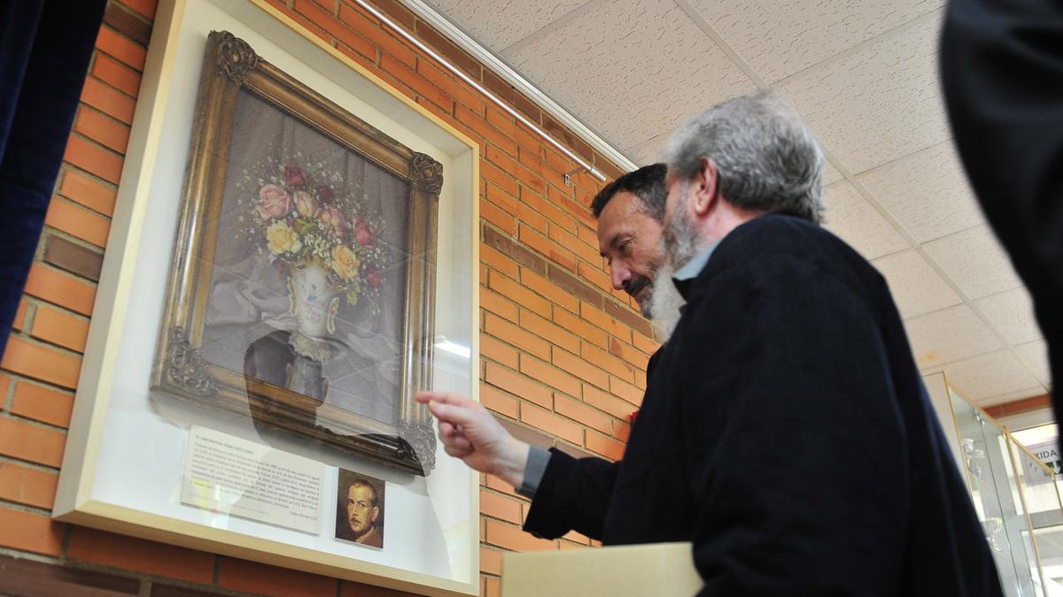 El alcalde de Elche, Carlos González, observa atentamente el cuadro de José Martínez Ribes.