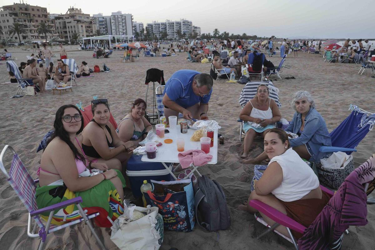 Las imágenes que ha dejado la Noche de San Juan sin hogueras en Sagunt
