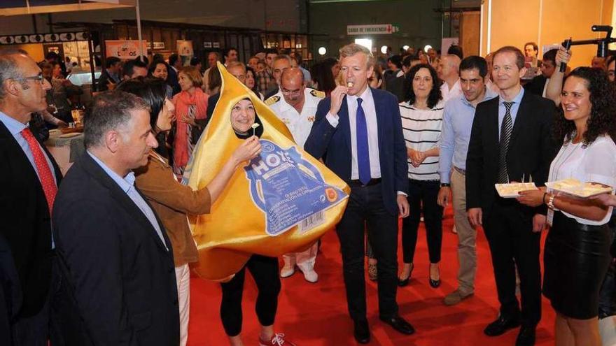 Alfonso Rueda y Ángeles Vázquez degustan queso frente a Manuel Cuiña y Ricardo Durán. // Bernabé/J. Lalín