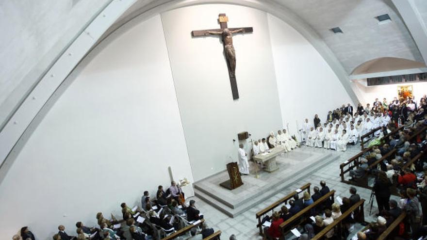 Osoro bendice la nueva iglesia de los Mártires en las naves de Cross