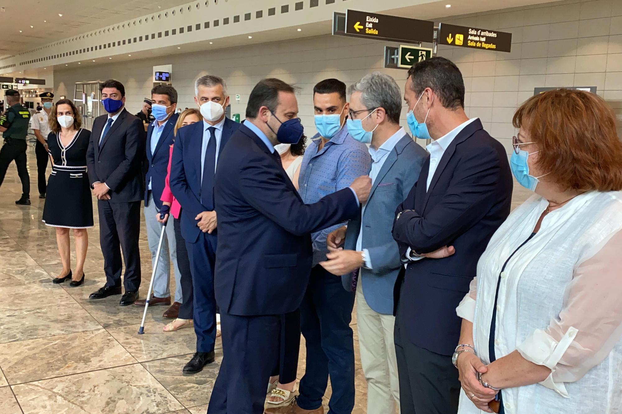 Ábalos preside la ceremonia para añadir al aeropuerto el nombre del poeta Miguel Hernández