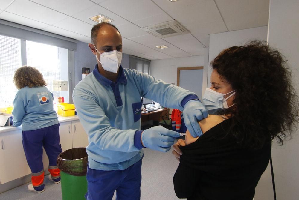 Trabajadoras de ayuda a domicilio reciben las primeras vacunas de AstraZeneca en Córdoba