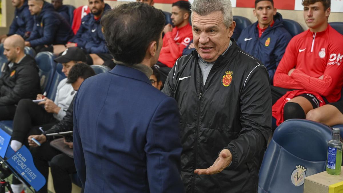Los entrenadores del Villarreal, Marcelino García Toral, y del Mallorca, Javier Aguirre, se saludan al inicio del partido.