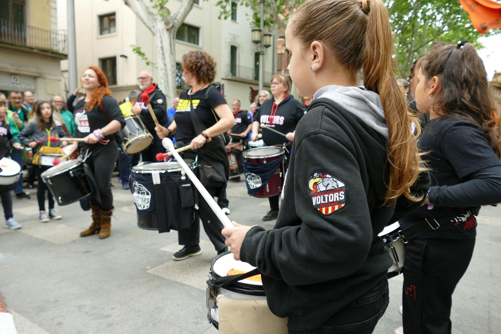 Figueres ressona amb una gran batucada de Santa Creu