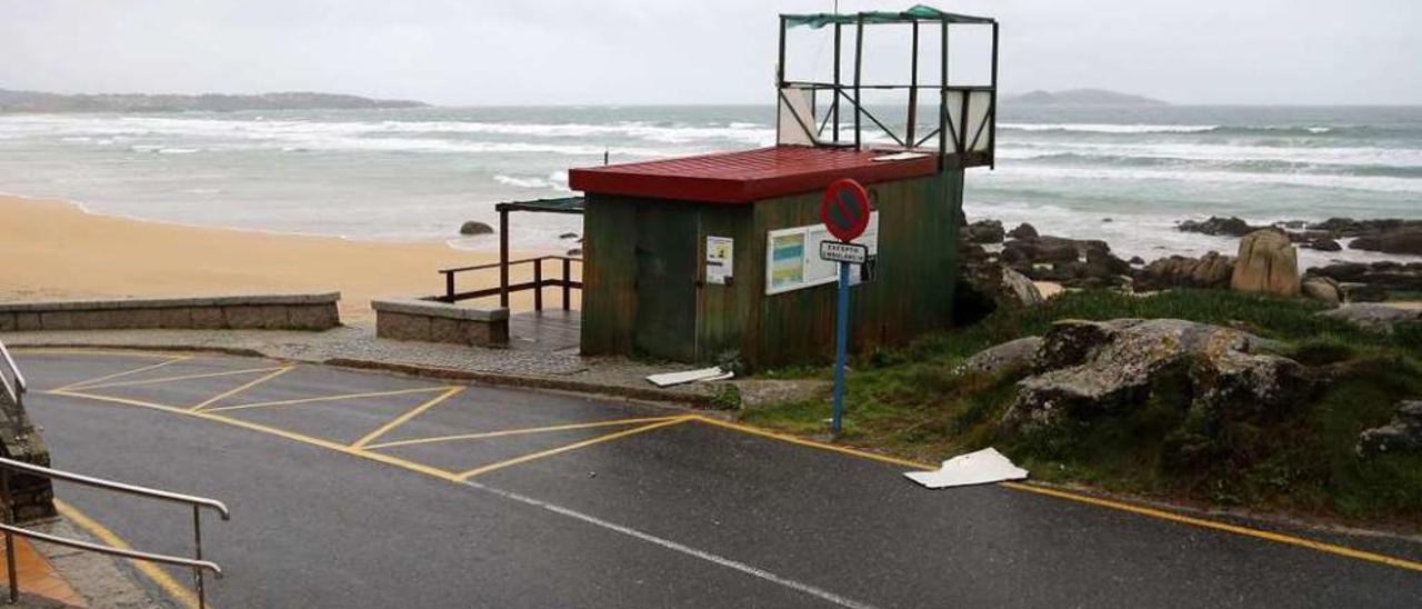 A Lanzada, un paraíso en verano que también luce en invierno  |  Esta foto fue tomada ayer en la playa grovense de A Lanzada, un paraíso para los bañistas, los ornitólogos y los surfistas que también tiene su encanto en invierno, sobre todo cuando las olas son tan importantes como lo fueron durante el fin de semana. En la imagen también pueden verse tirados sobre la calzada los paneles arrancados por el viento en la torreta de vigilancia del servicio de socorrismo. La rachas alcanzaron ayer en este lugar los 71 kilómetros por hora, pero en jornadas previas rebasaron los 100.