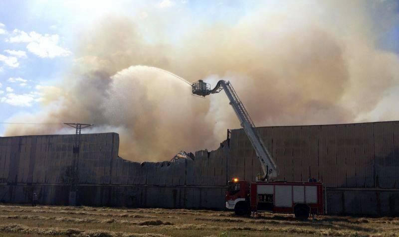 Fotogalería del incendio en una empresa de forrajes de Tauste