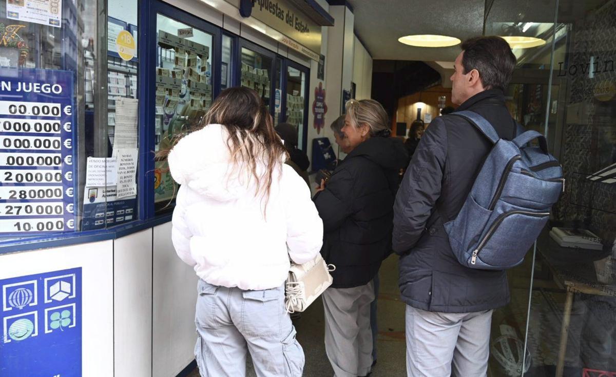 Colas en las principales administraciones de lotería de la ciudad. |  Rafa Vázquez