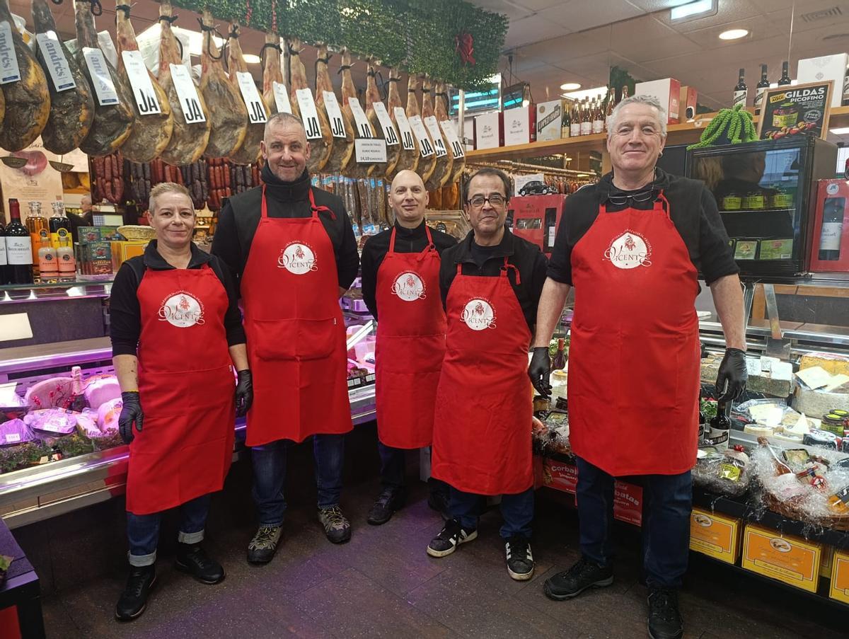 or la izquierda, Mayra González, Ignacio Rodrigo Llamedo, Ismael Pérez, José Antonio Lucendo y Francisco Javier Amores, en la Carnicería Vicente de Pola de Siero.