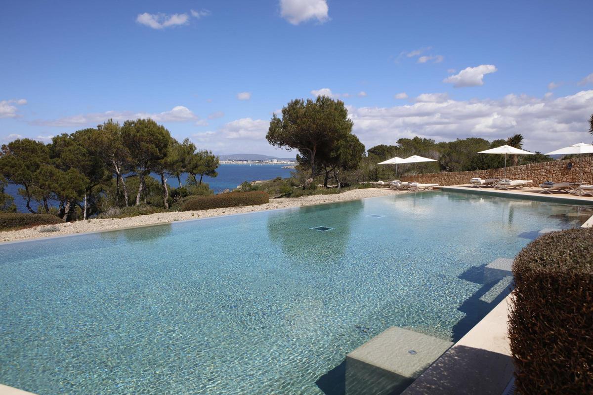 Traumhaft: Der Pool mit Meerblick.