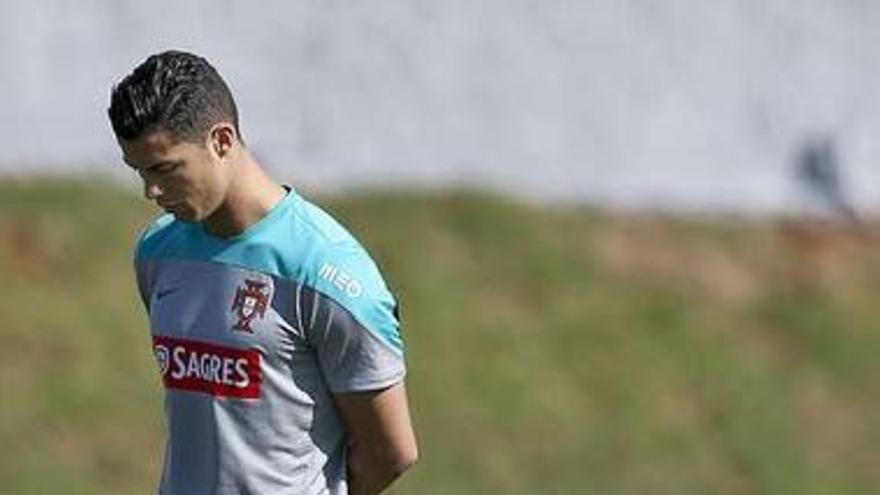 Cristiano, pensativo, durante un entrenamiento.