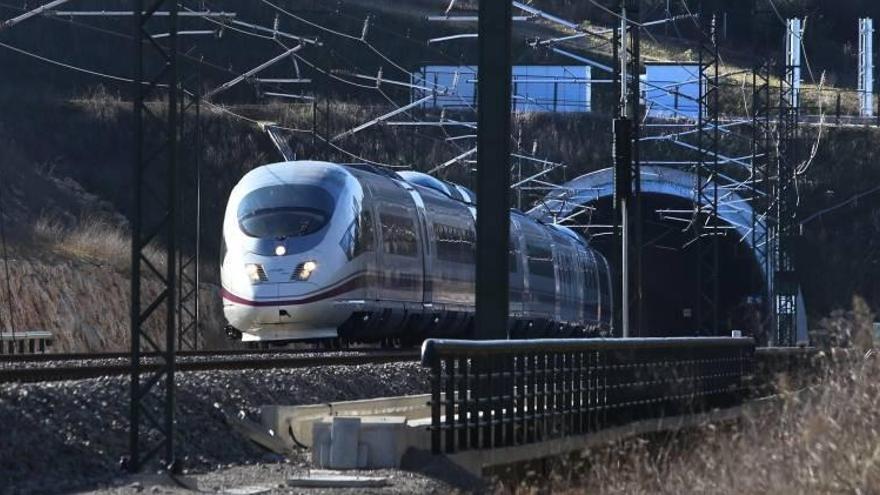 Muere un menor arrollado por el tren mientras se hacía fotos en las vías