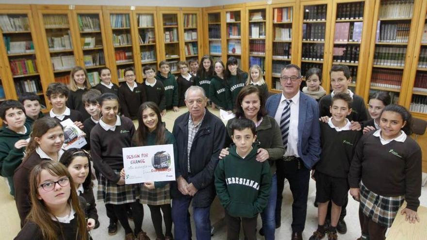 Los alumnos involucrados en el proyecto, con los representantes vecinales y su tutora, Carmen Gómez.