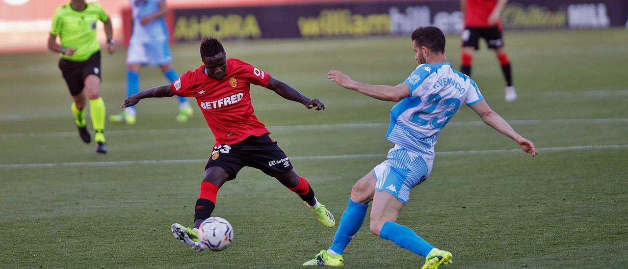 Amath intenta interceptar un pase de un futbolista del Lugo.