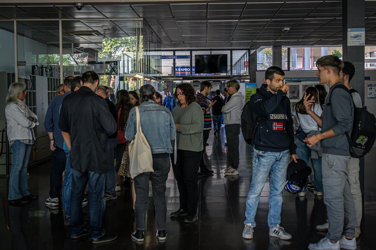 Barcelona 28/04/2025 Sociedad. Apagón general en España. caida del suministro eléctrico especialmente en las universidades de Barcelona. Zona Universitaria. AUTOR: MANU MITRU Barcelona 28/04/2025 Sociedad. Apagón general en España. caida del suministro eléctrico especialmente en las universidades de Barcelona. Zona Universitaria. AUTOR: MANU MITRU