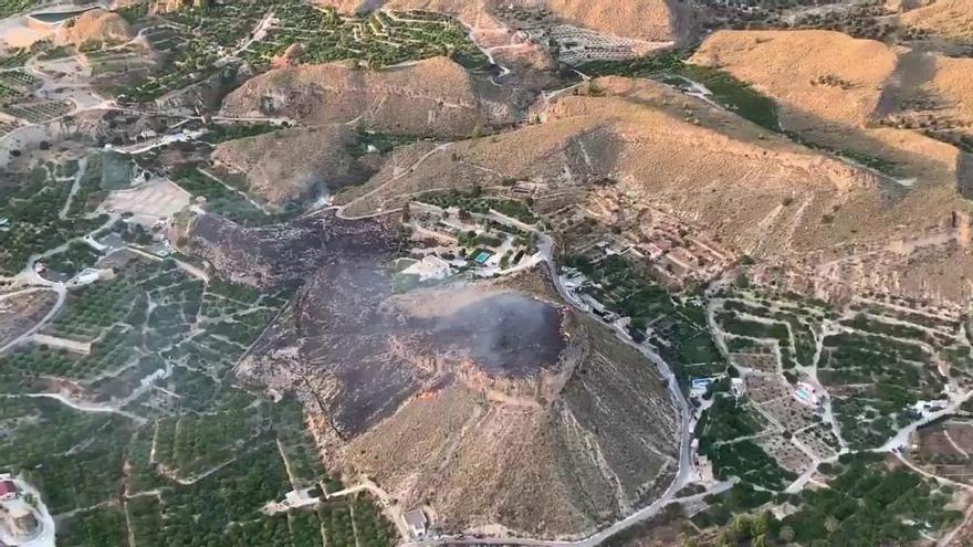 La quema de unos rastrojos se propaga veloz hacia un monte en Blanca