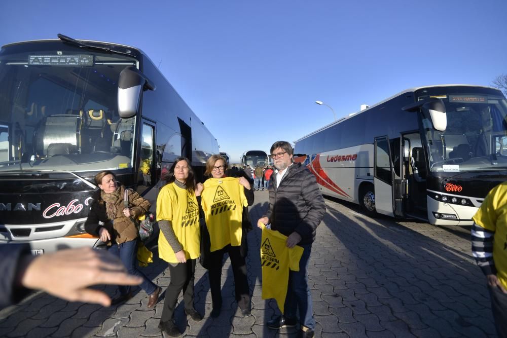 Los trabajadores de Alcoa de Asturias parten hacia Madrid a una manifestación contra el cierre de la fábrica