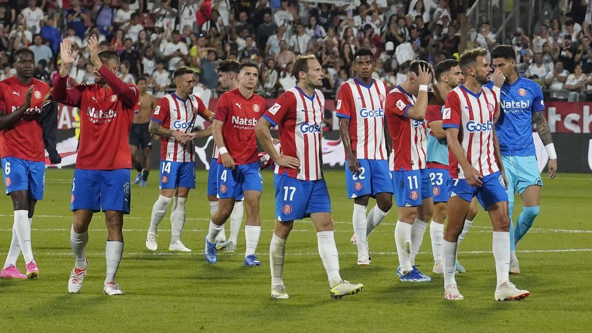 Els jugadors del Girona van agrair el suport del públic al final del partit contra el Madrid