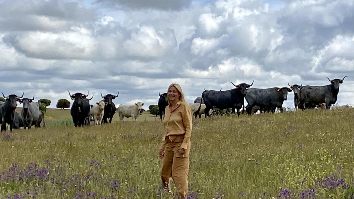 Inka Martí en los campos de Airhón junto a sus vacas moruchas.