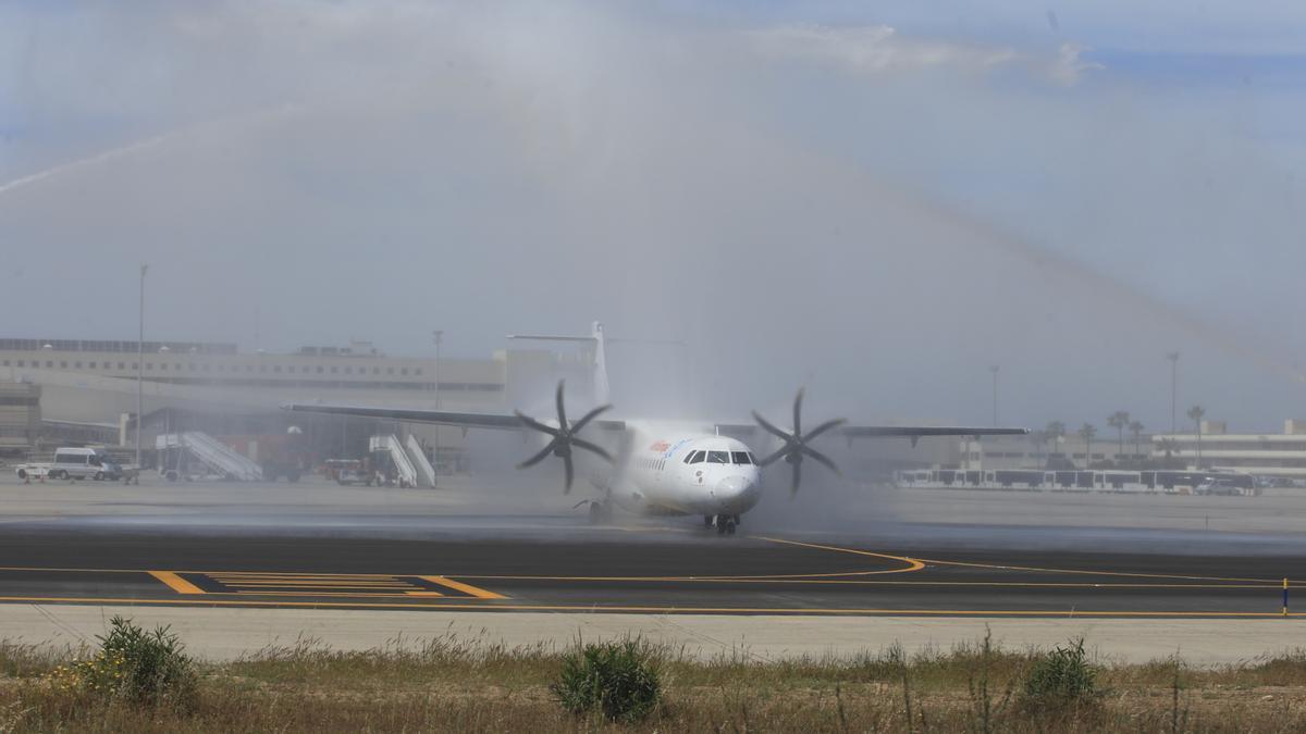 El primer vuelo interislas de Air Europa fue un Mahón-Palma que aterrizó en Son Sant Joan el 2 de mayo de 2015.