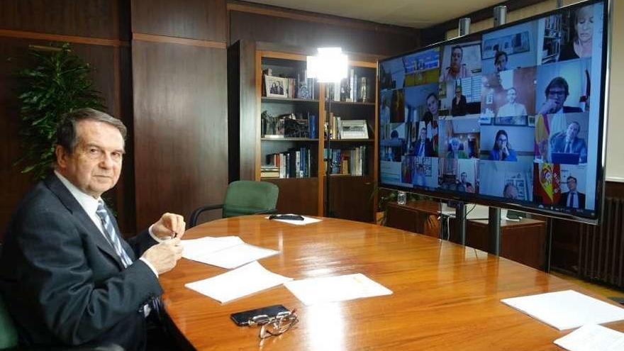 Caballero, ayer, en la videoconferencia con los 15 alcaldes de las mayores ciudades y el ministro Ábalos.