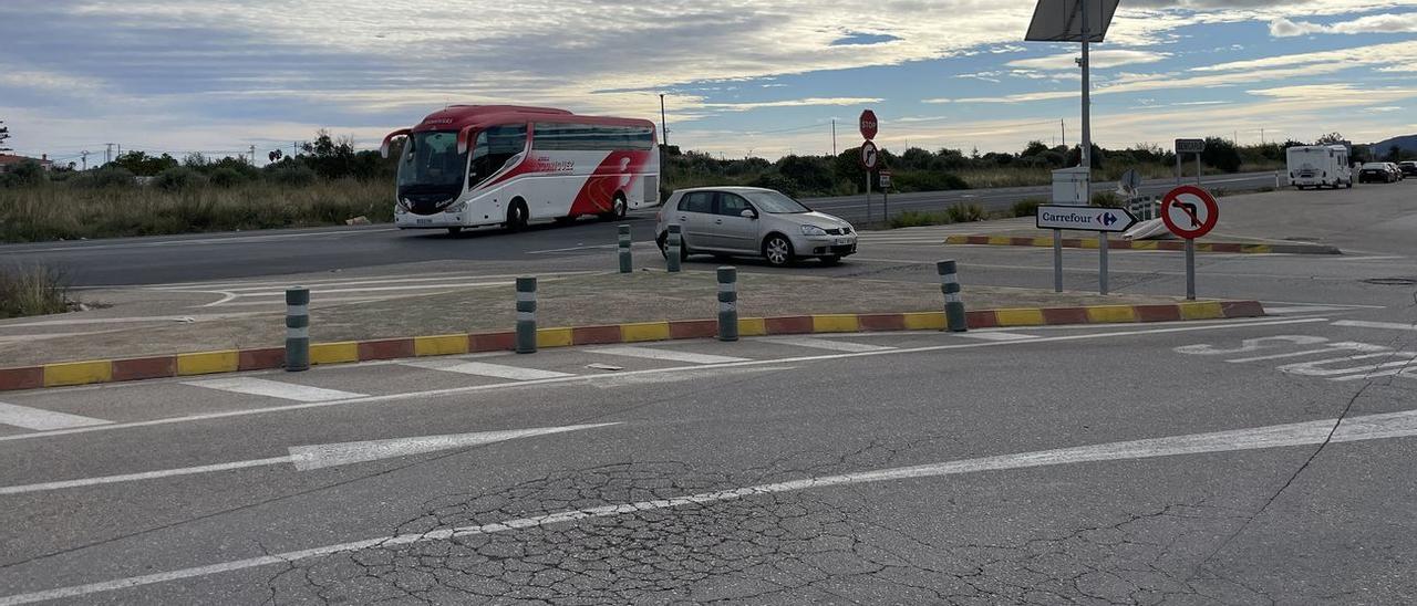 Imagen del acceso al Centro Comercial Portal del Mediterráneo de Vinaròs, un punto negro de siniestralidad.