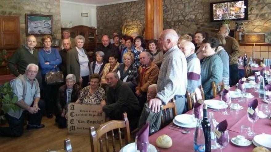 Participantes en la comida de la asociación &quot;Con Empeñu&quot;.